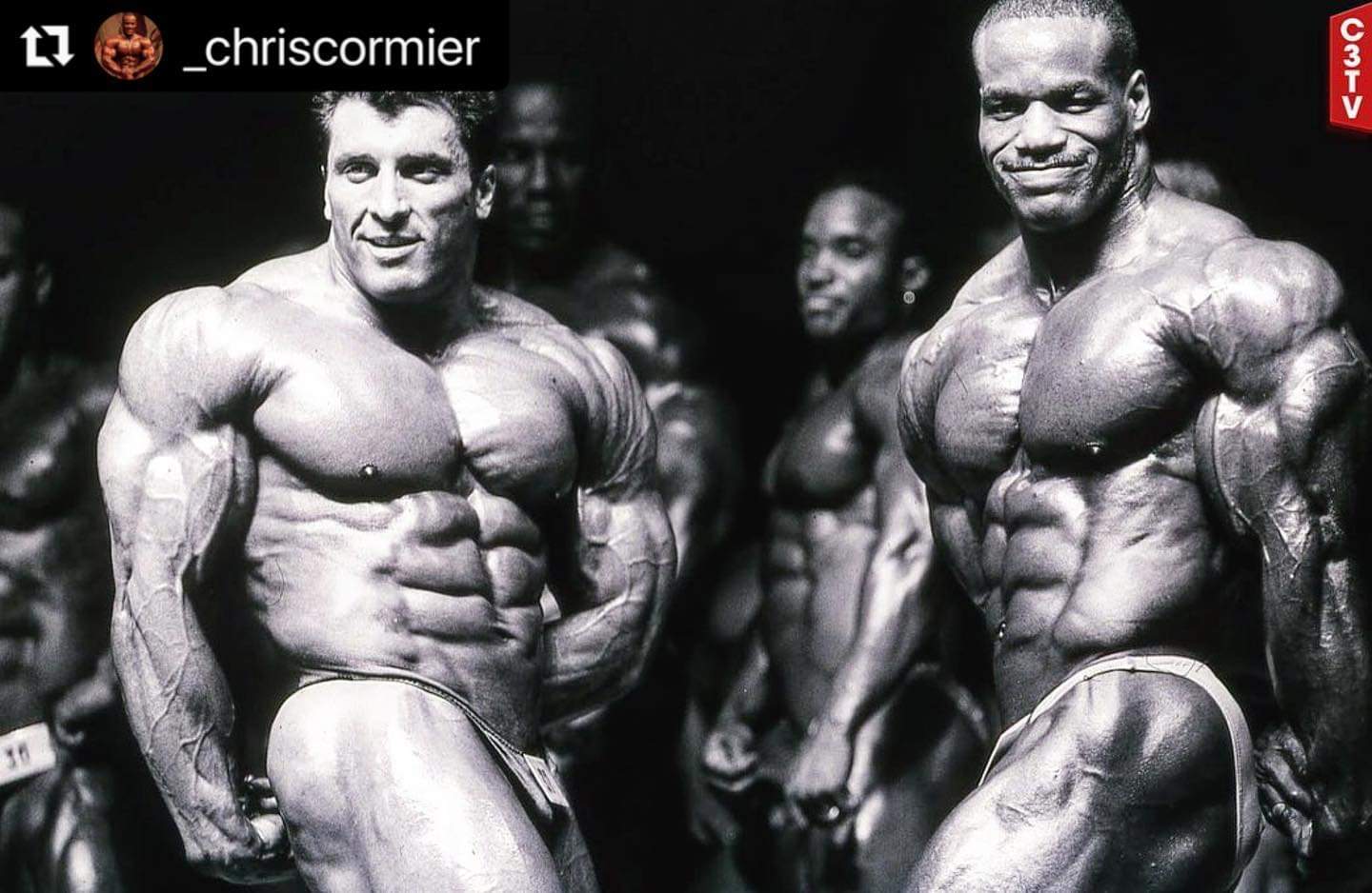 un confronto alla night of champions del 1998 tramilos sarcev e chris cormier posa di tricipiti